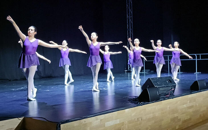 El Conservatorio de Danza da a conocer su oferta formativa entre el alumnado de Primaria de Benidorm